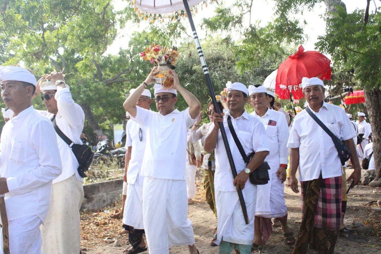Walikota Jaya Negara Hadiri Pujawali di Pura Dang Kahyangan Payogan Agung Segara Rupek