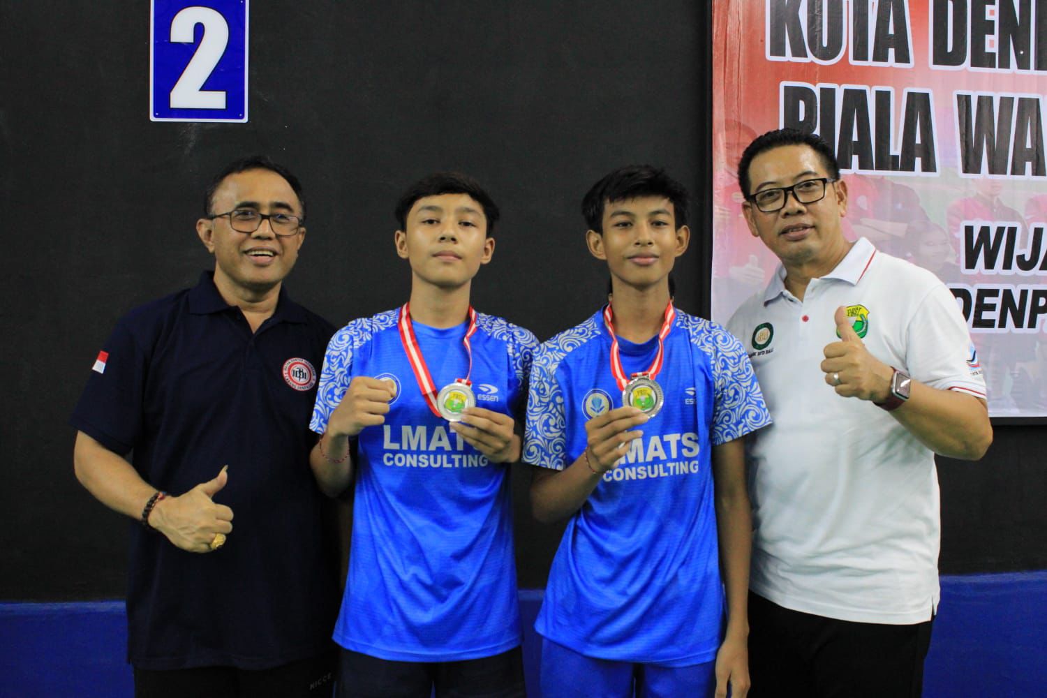 Walikota Jaya Negara Serahkan Medali Kepada Juara Bulutangkis Walikota Cup XIV