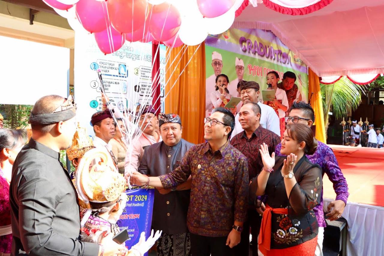 Wawali Arya Wibawa Buka Pentas Kreasi dan Seni Budaya SDN 17 Dauh Puri