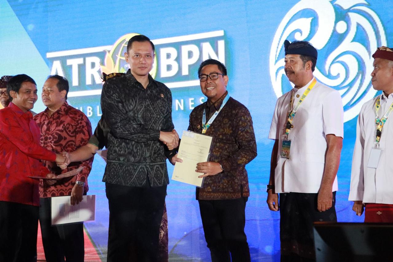 Reforma Agraria Summit 2024, Kementerian ATR/BPN Serahkan 31 Sertipikat Elektronik Kepada Pemkot Denpasar