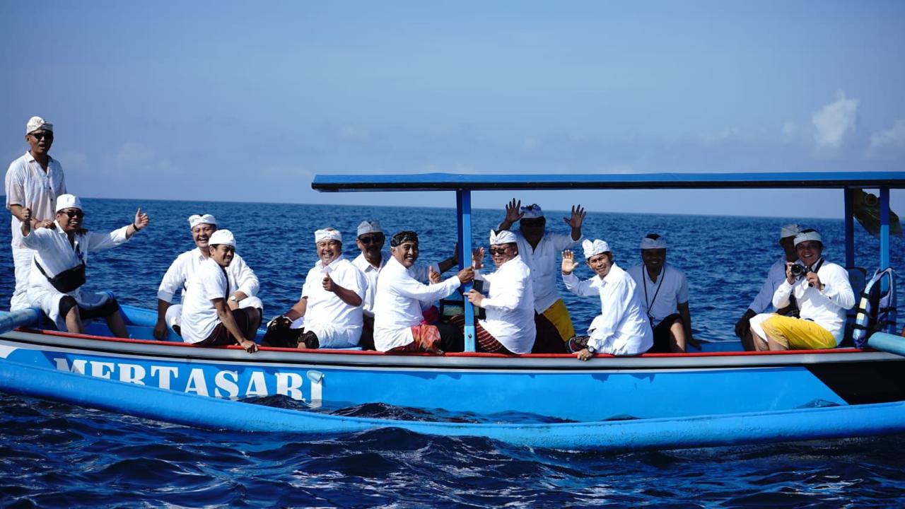 Serangkaian HHUT Ke-27, Perumda Air Minum Tirta Sewakadarma ”Mulang Pakelem” di Pantai Mertasari