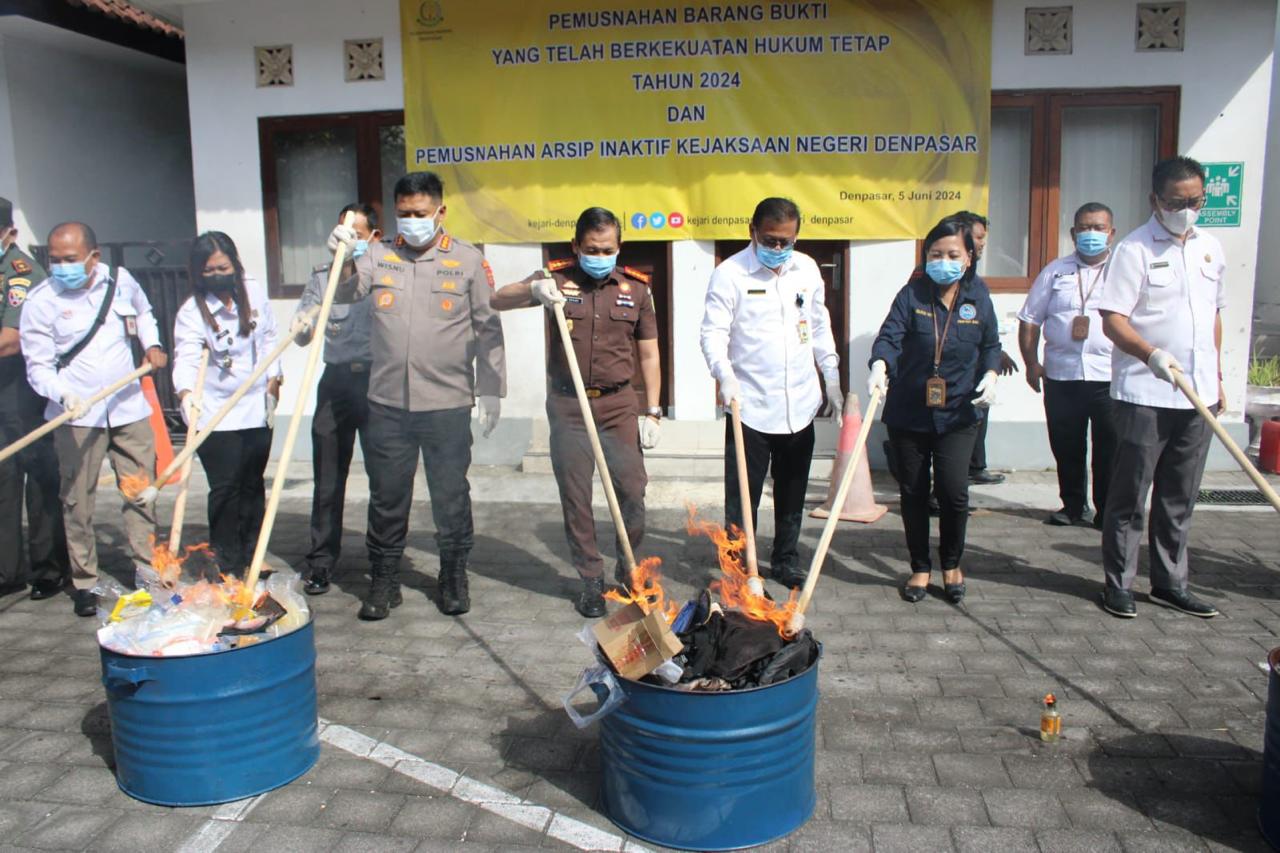 Sekda Alit Wiradana Hadiri Pemusnahan Barang Bukti Tindak Pidana Umum dan Khusus