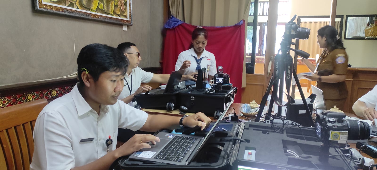 Disdukcapil Jemput Bola Perekeman KTP Elektronik dan Aktivasi IKD Sasar Kantor Disdikpora dan SMKN 4 Denpasar
