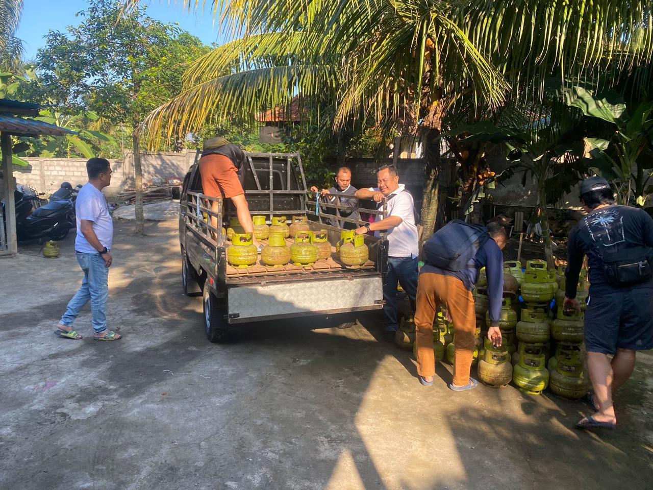 Ditreskrimsus Polda Bali Amankan Pengoplos Elpiji Subsidi di Br. Pande Abiansemal