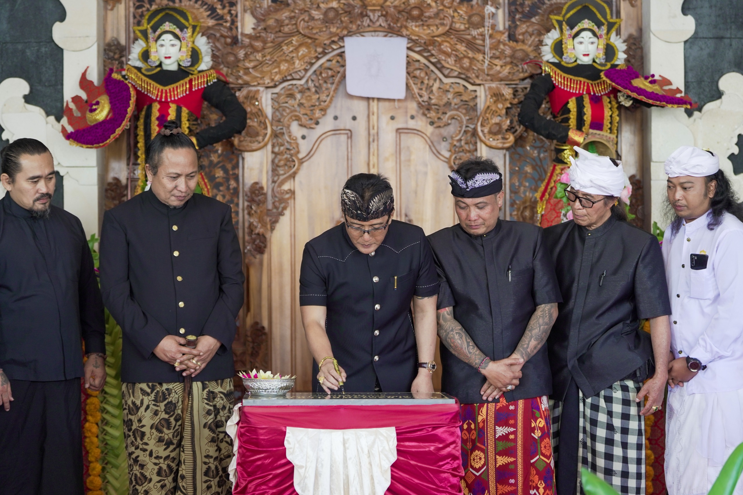 Dukung Pembangunan Sarana Sosial Masyarakat, Bupati Giri Prasta Resmikan Balai Banjar Adat Batur Kota   