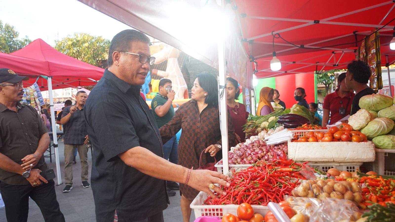 Kendalikan Inflasi, Warga Denpasar Antusias Hadiri Pasar Rakyat Sewaka Jaya