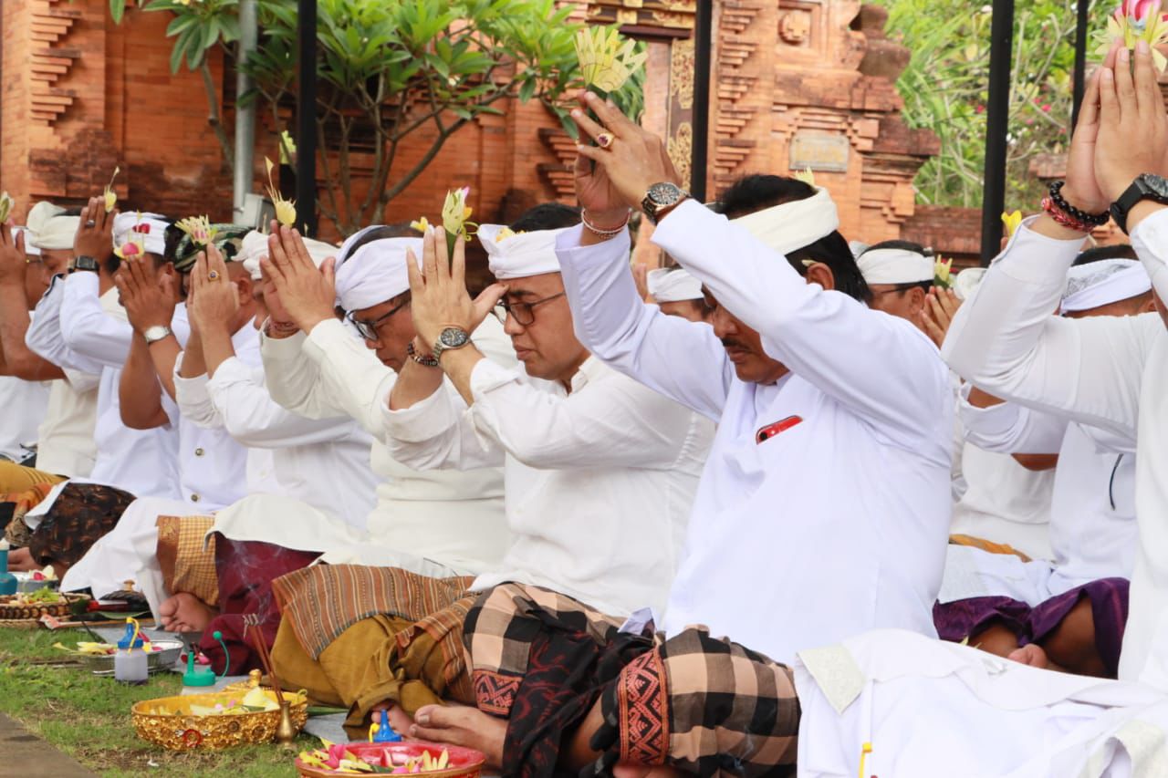 Pemkot Denpasar Gelar Persembahyangan Hari Tumpek Wayang di Pura Agung Lokanatha