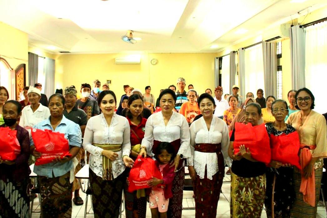 Cegah Kemiskinan EKtrem, Ny. Antari Jaya Negara Serahkan PMT di Denut dan Denbar