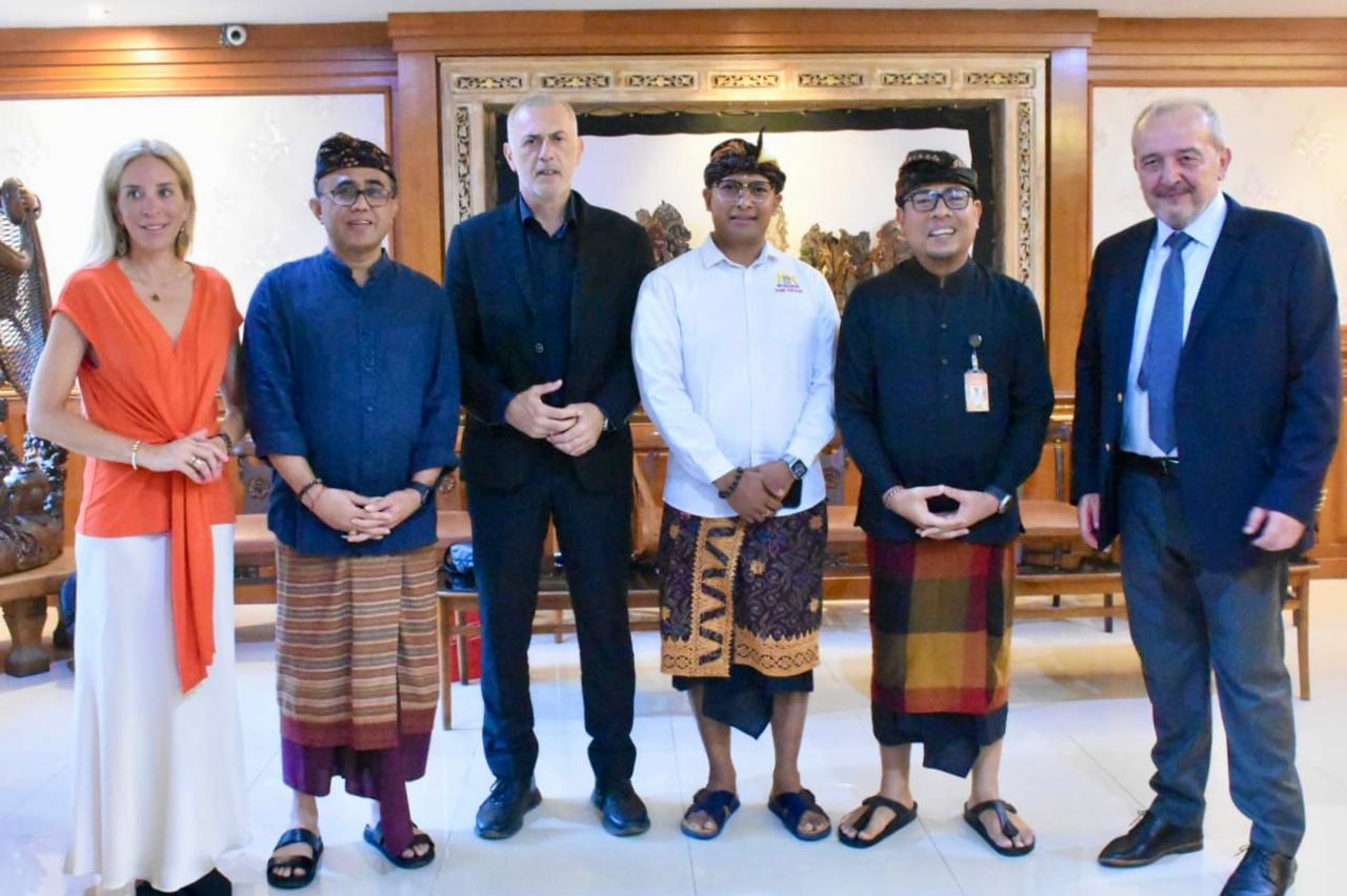 Walikota Jaya Negara dan Wawali Arya Wibawa Terima Kunjungan Walikota Piraeus Yunani 
