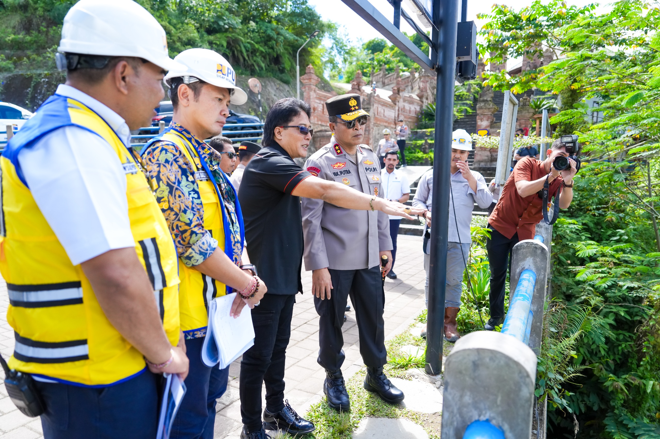 Bupati Giri Prasta Dampingi Kapolda Bali Tinjau Bendungan Sidan