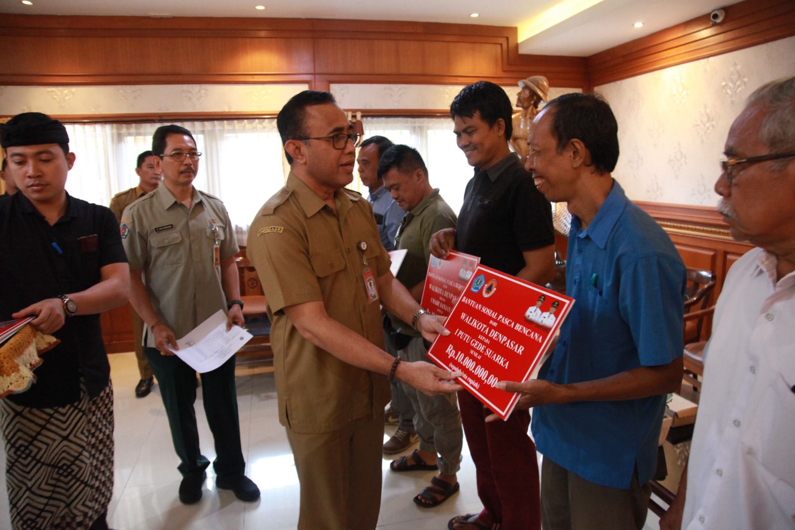 Serahkan Bantuan Sosial Pasca Bencana, Walikota Jaya Negara Harap Ringankan Beban Masyarakat