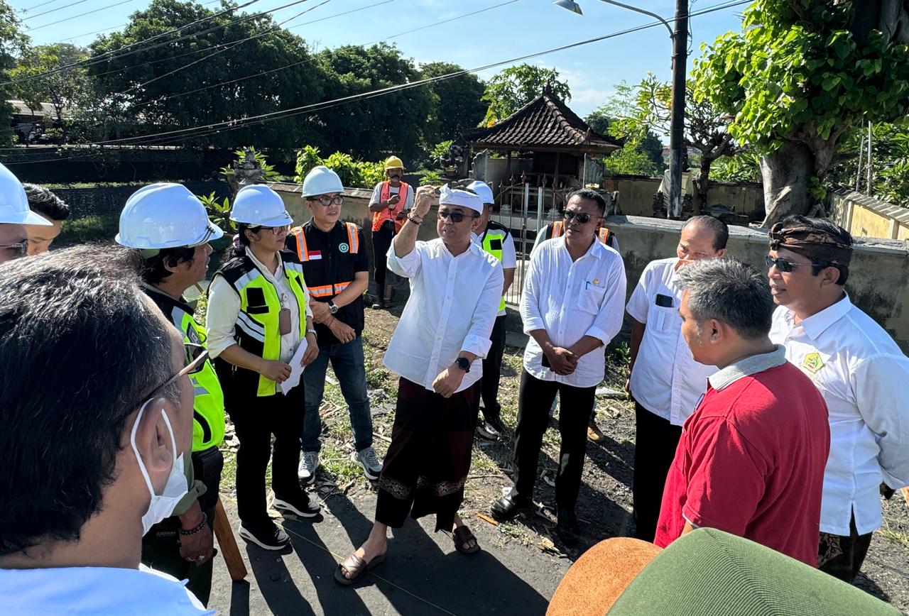 Mudahkan Akses Transportasi, Walikota Jaya Negara Tinjau Tahap Awal Pembangunan Jembatan di Desa Pemogan