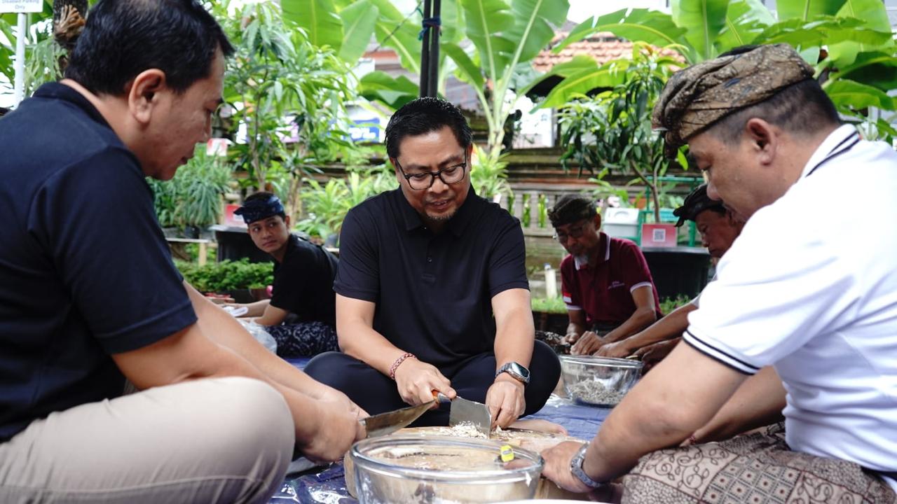 Kecamatan Denbar Gelar Lomba Ngelawar Bulan Bung Karno, Wawali Arya Wibawa Ikut Berbaur ”Ngeramas”