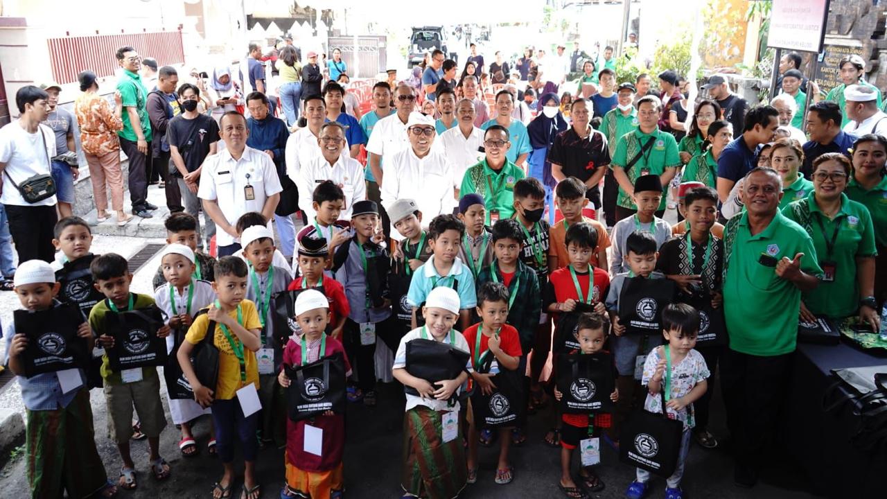 Wawali  Kota Arya Wibawa Hadiri Khitanan Massal di Desa Dauh Puri Klod