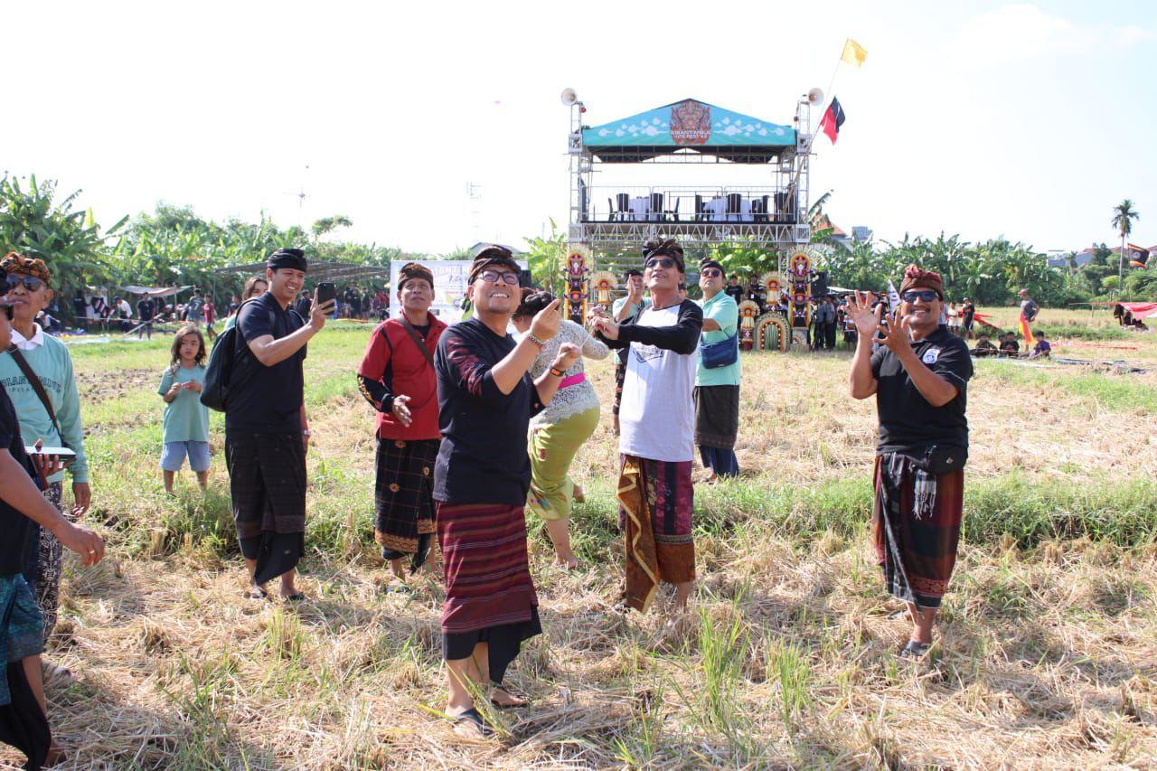 Abiantimbul Kite Festival Ke-2 Jadi Wahana Pelestarian Permainan Layang-layang Khas Bali