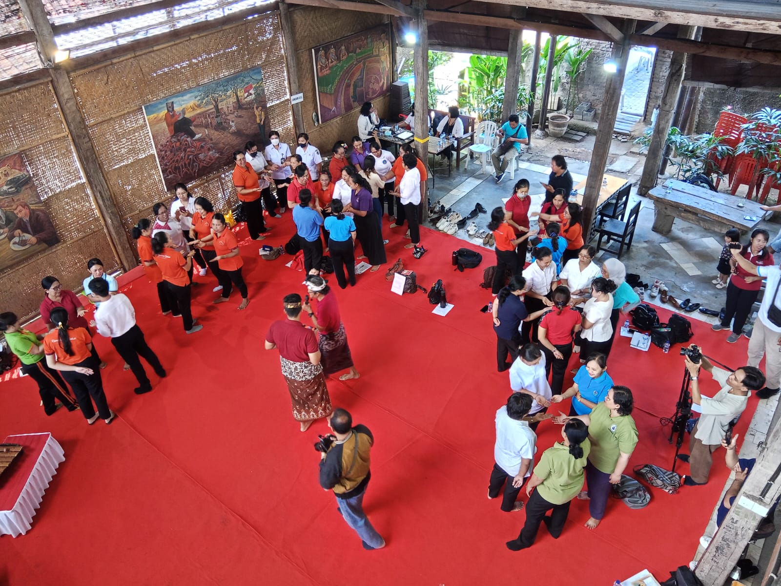 Workshop Permainan Tradisional Dibimbing Maestro Made Taro Libatkan Puluhan Guru PAUD dan TK se-Kota Denpasar