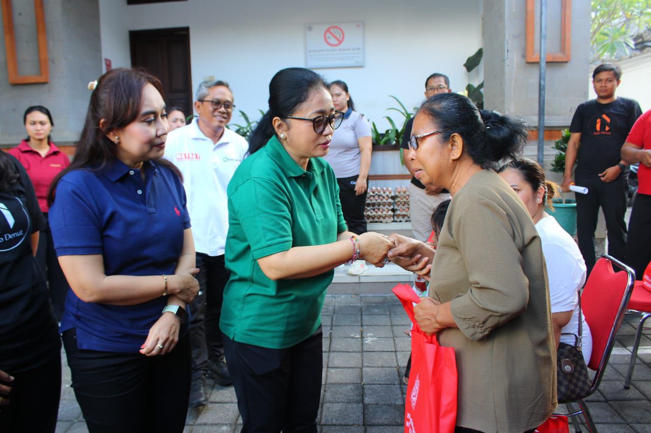 Ny. Antari Jaya Negara Kunjungi Rumah Warga Lansia