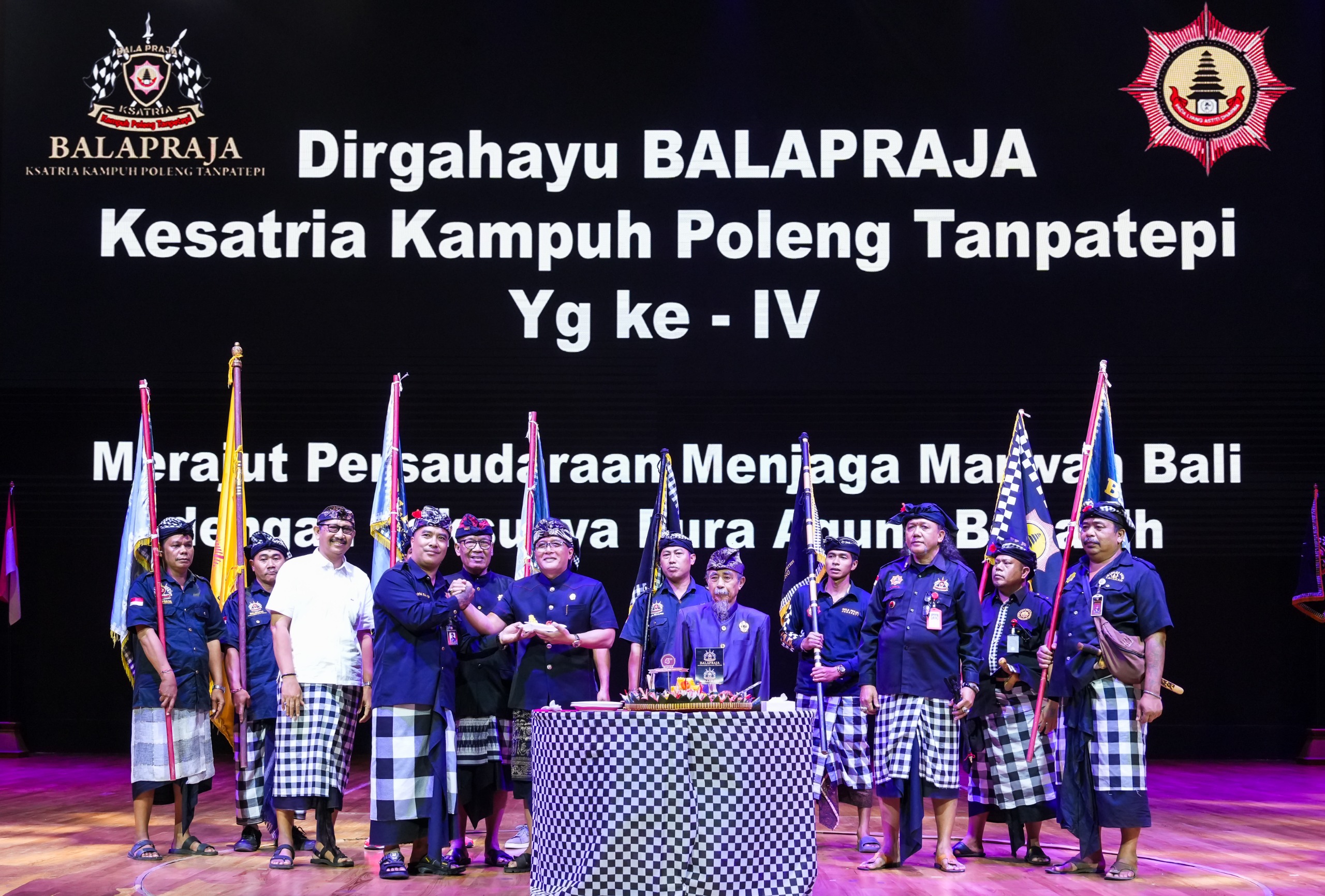 Bupati Giri Prasta Hadiri HUT Ke-IV Bala Praja Ksatria Kampuh Poleng Tanpatepi Bali
