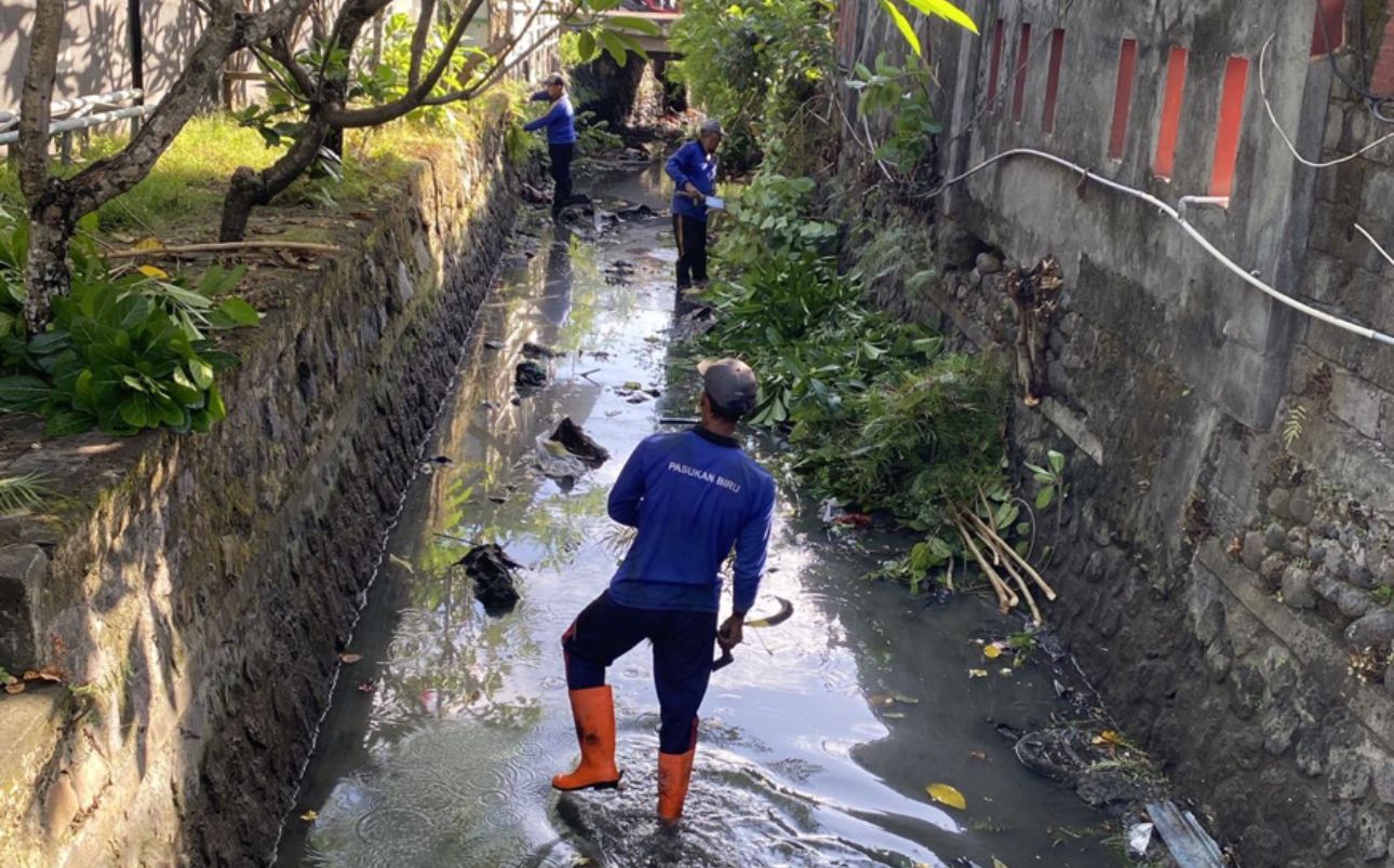 Wujud Lingkungan Asri, Desa Pemogan Gelar Aksi Bersih Sungai