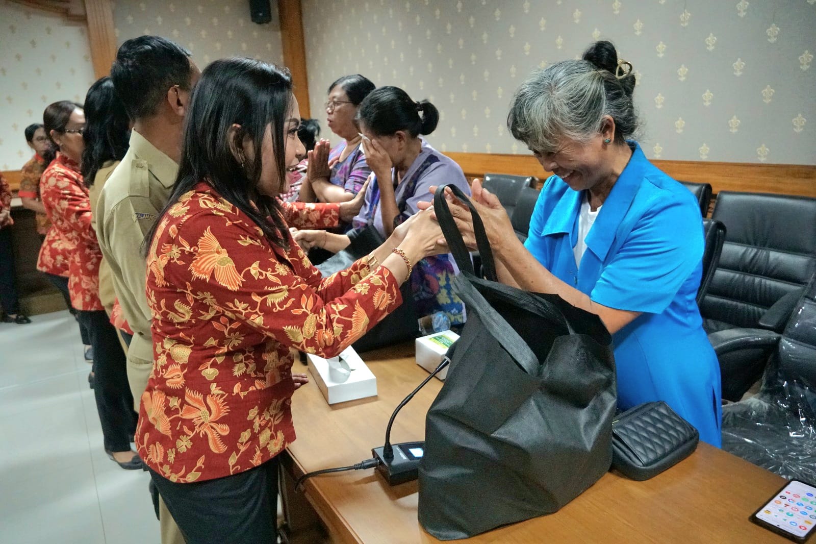 DWP Badung Serahkan Sembako Kepada Pensiunan ASN