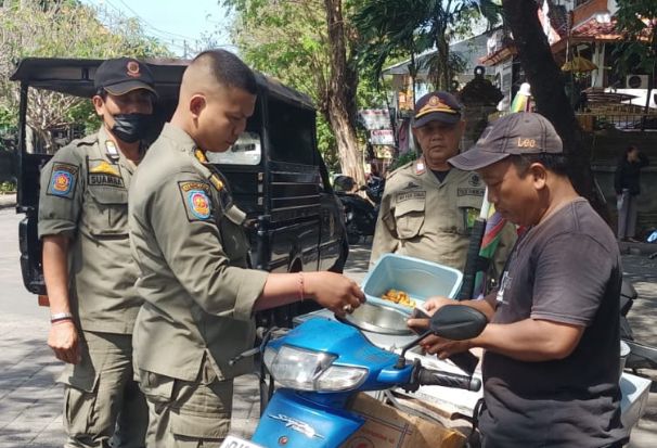 Satpol PP Denpasar Tertibkan PKL Berjualan di Trotoar