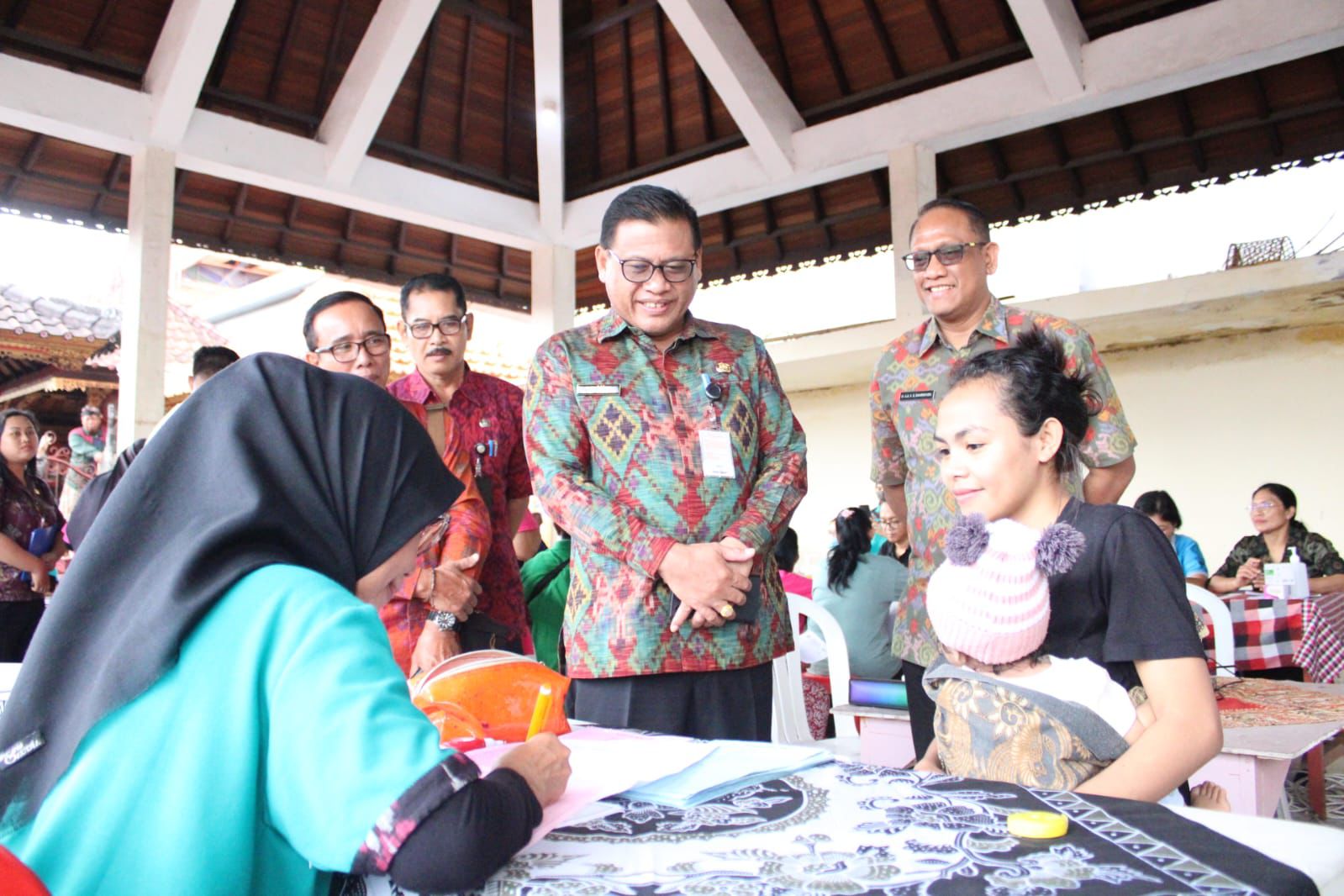 Sekda Alit Wiradana Tinjau Safari Kesehatan di Banjar Eka Sila