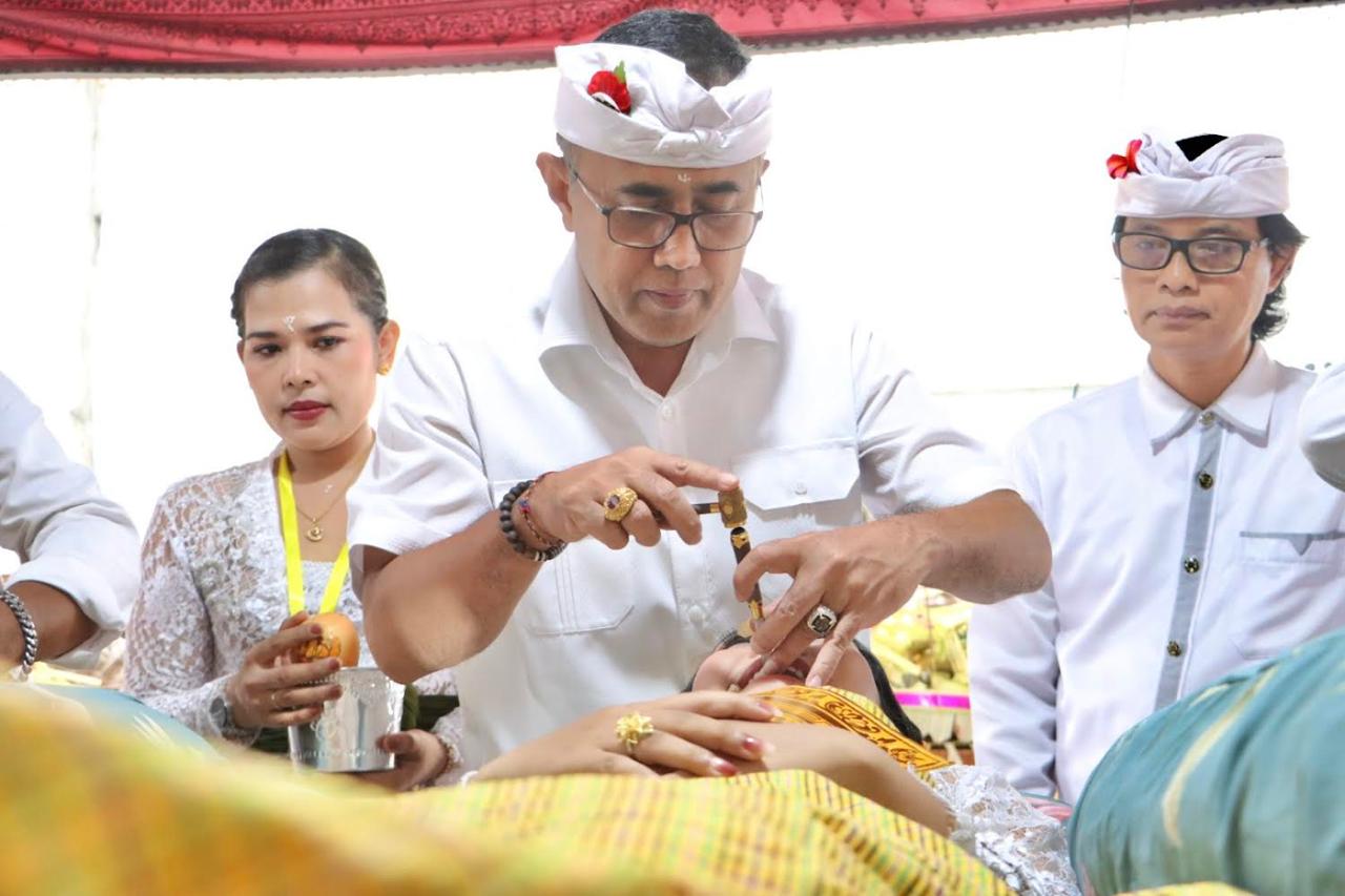 Walikota Jaya Negara ”Nyanggingin” Saat Potong Gigi Massal di Desa Dauh Puri Kelod