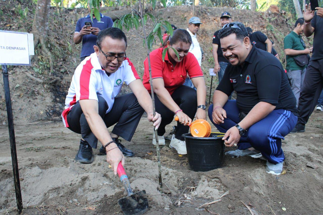 Meriahkan HUT Ke-24 LPM RI, Walikota Jaya Negara Tanam Pohon di Bantaran Sungai Ayung