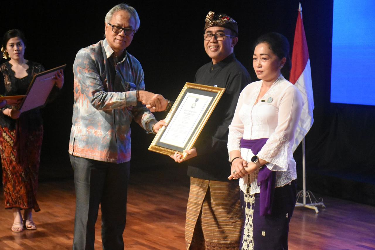 Walikota  Jaya Negara – Ketua TP PKK Ny. Sagung Antari Jaya Negara Terima Penghargaan Manggala Karya Kencana