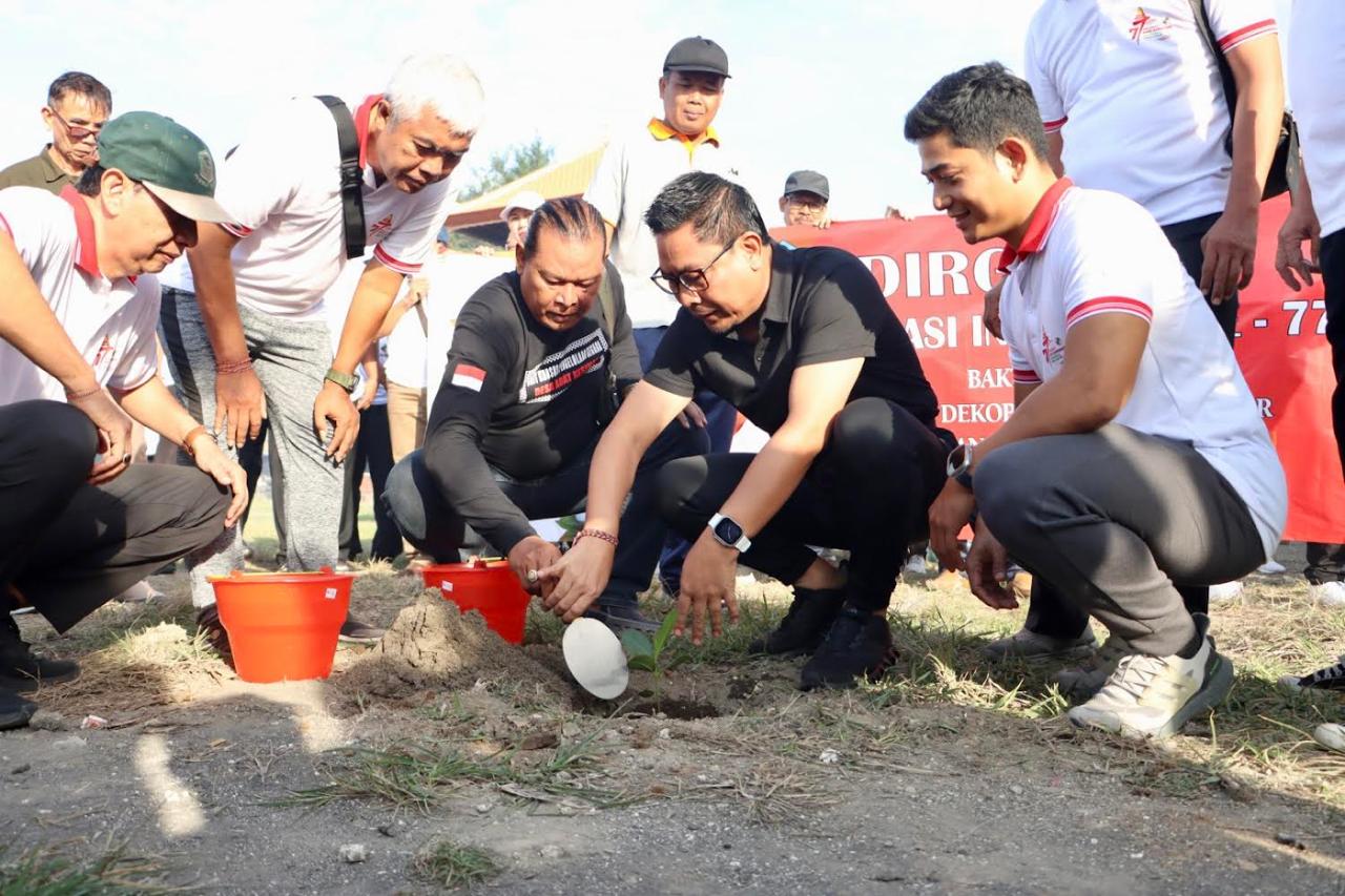 Peringati Harkopnas, Wawali Arya Wibawa Pimpin Penanaman Pohon di Pantai Padanggalak