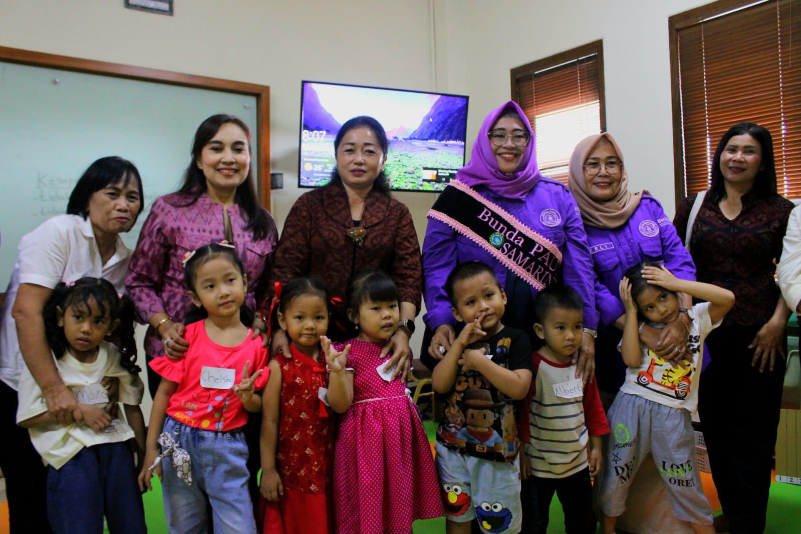 Ny. Antari Jaya Negara dan Bunda PAUD Kota Samarinda Kunjungi TK Tunas Harapan Peguyangan Kangin