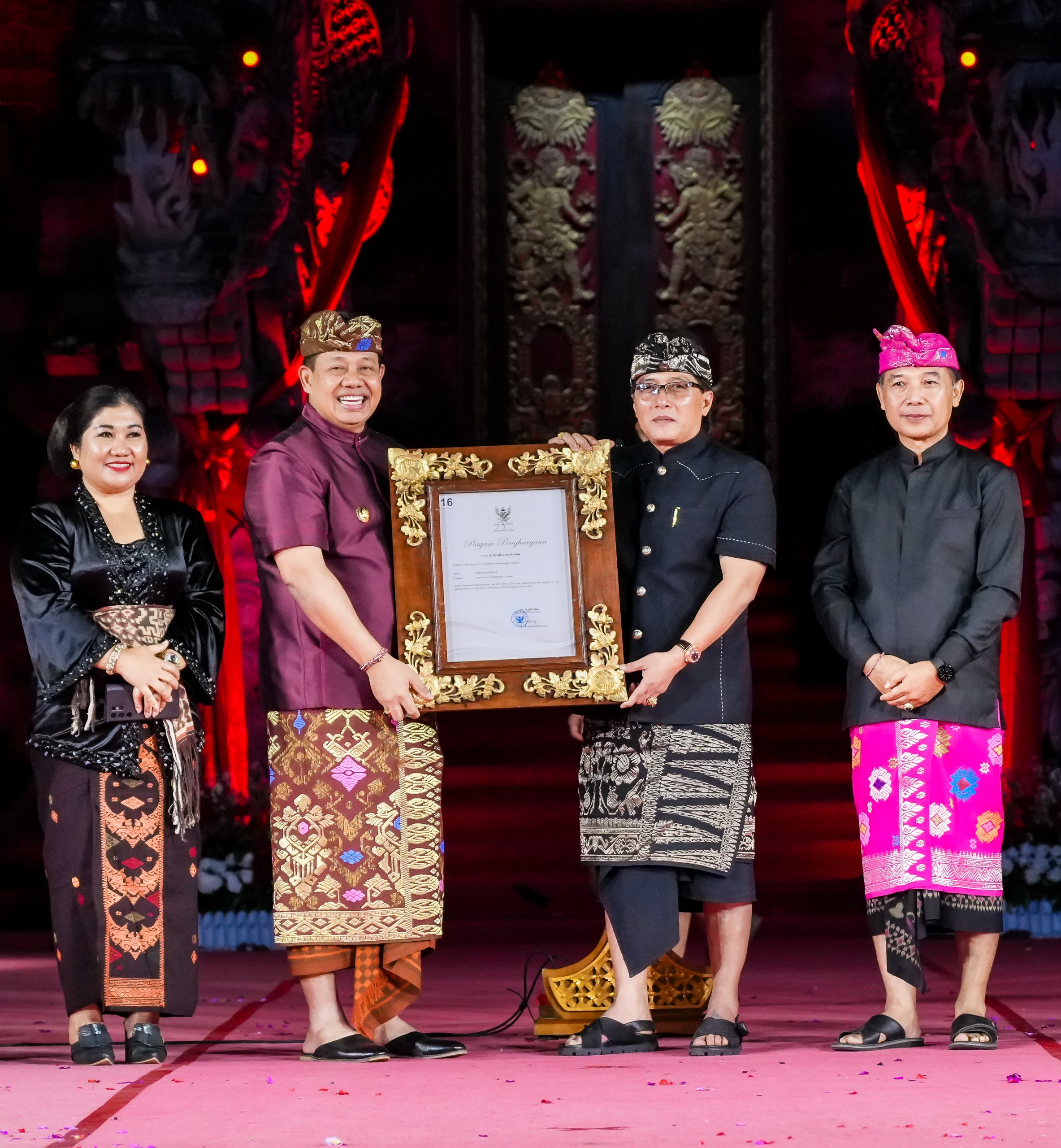 Badung Juara Umum PKB XLVI 2024, Bupati Giri prasta Terima Penghargaan Wimbakara dari Pj. Gubernur Bali