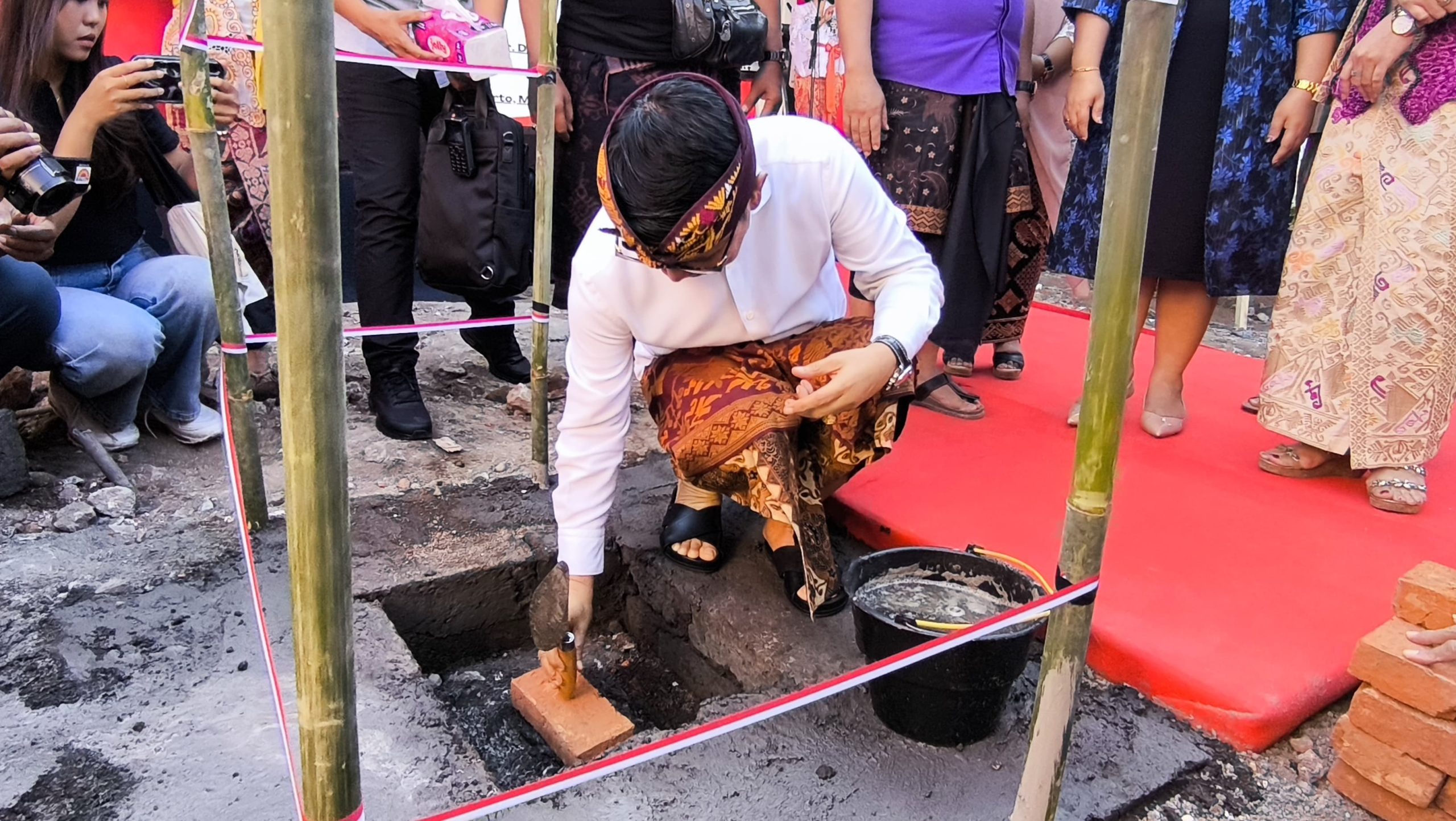 Sekda Badung Letakkan Batu Pertama Proyek Pembangunan Gereja Pantekosta di Indonesia