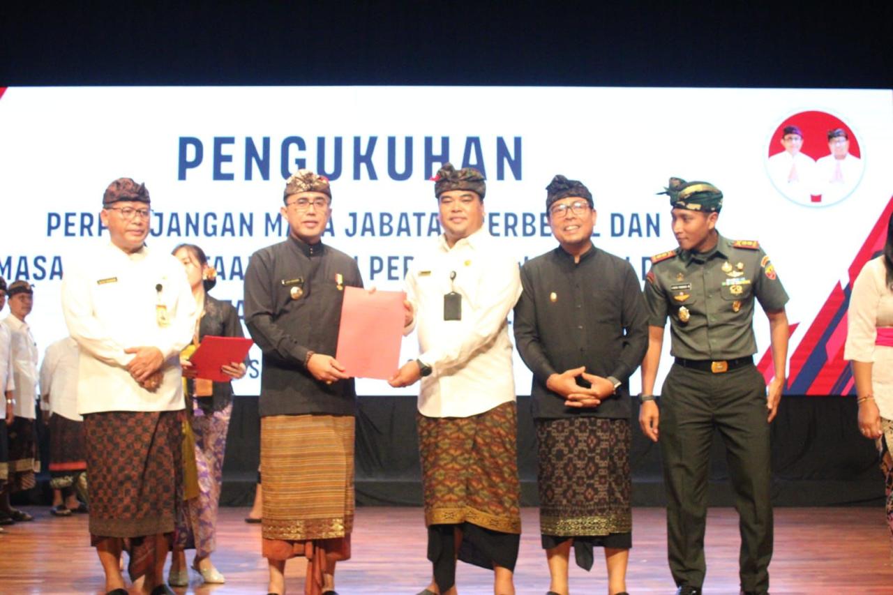 Walikota Jaya Negara Kukuhkan Perpanjangan Masa Jabatan Perbekel dan BPD di Kota Denpasar