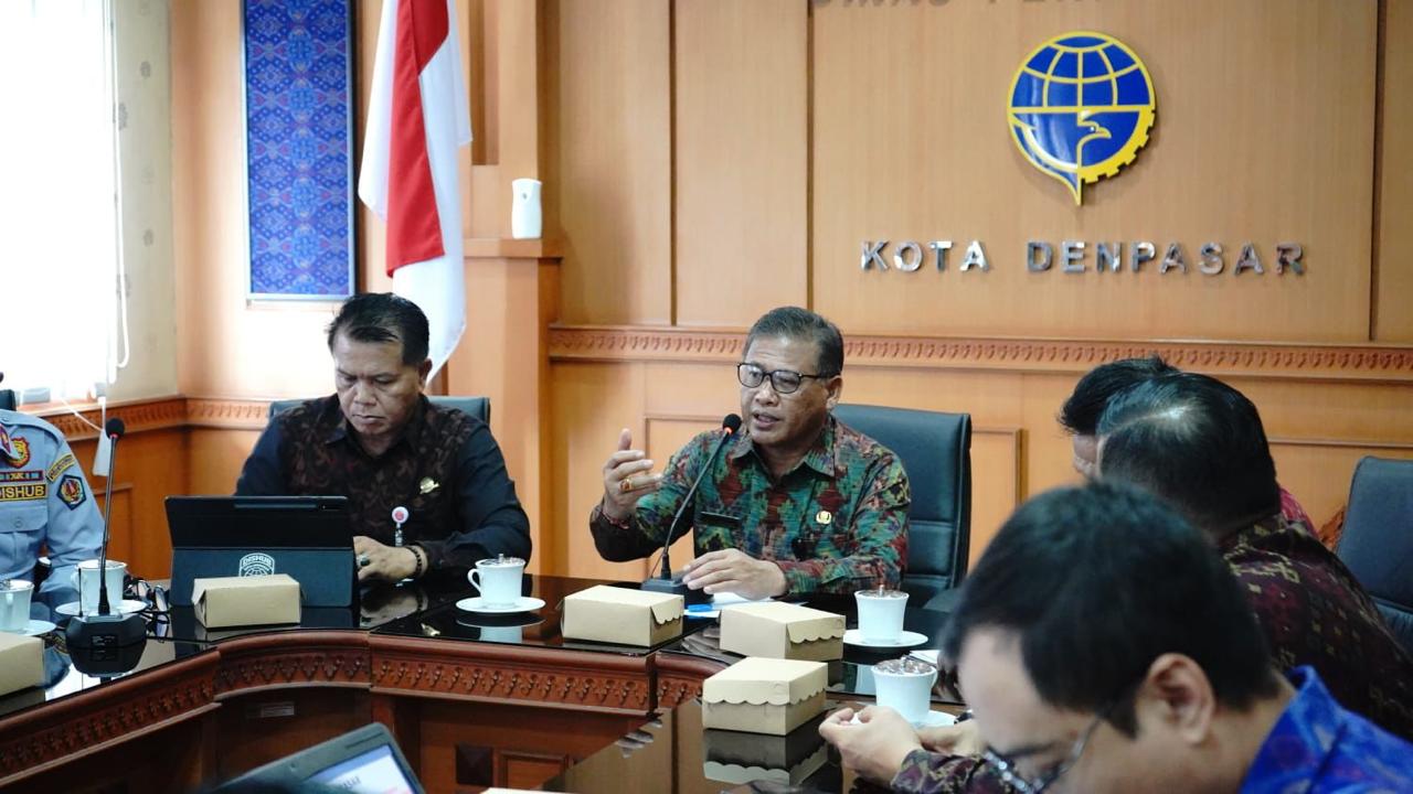 Pemkot Denpasar Komit Urai Kemacetan, Siagakan Petugas Dishub di Persimpangan Krodit
