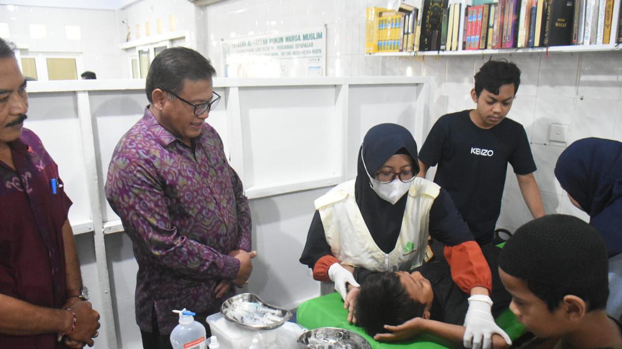 Sekda Alit Wiradana Buka Khitanan Massal Desa Tegal Kertha