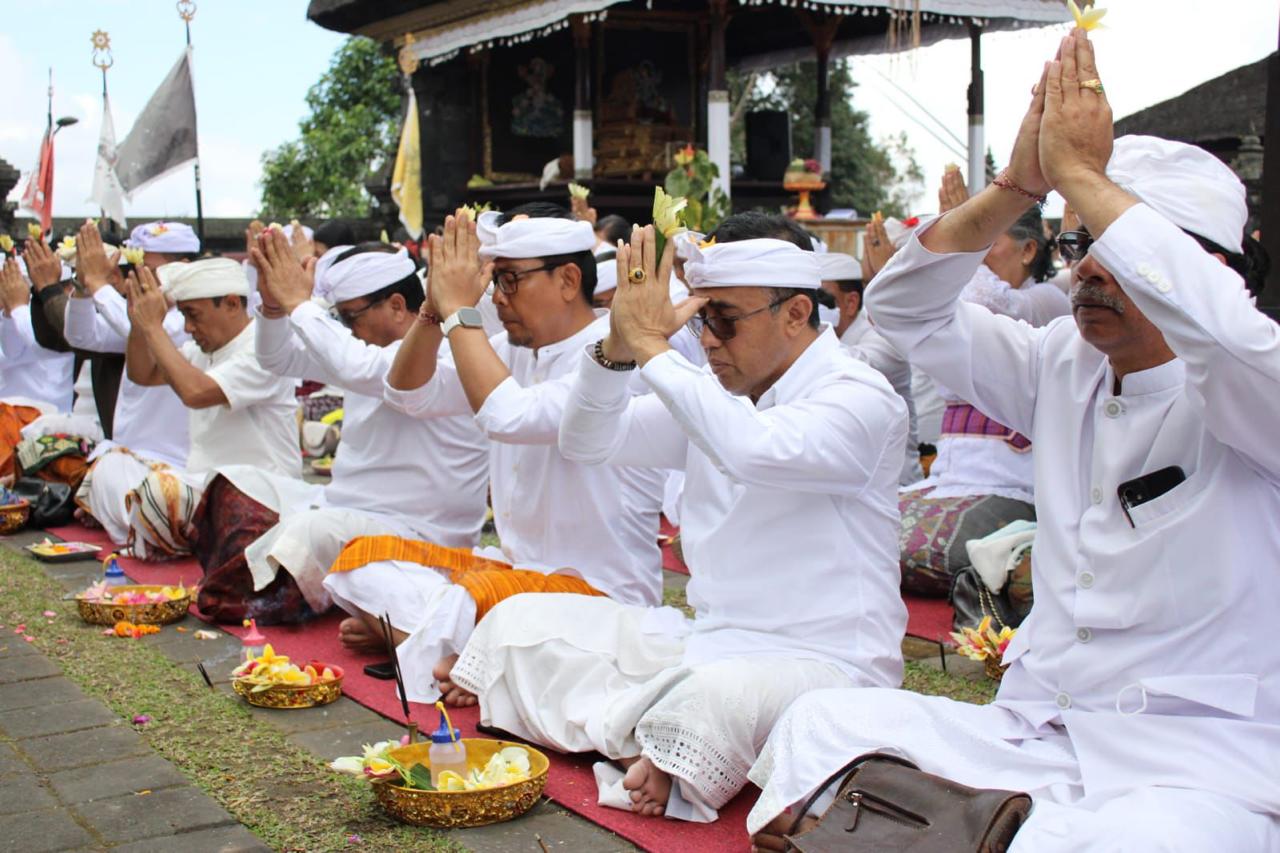 Pemkot Denpasar Ngaturang Bhakti Pujawali di Pura Pengubengan Besakih