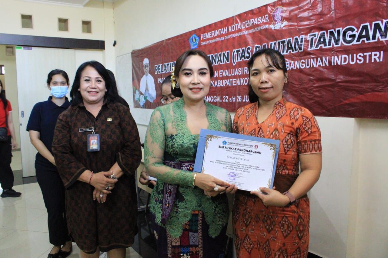 Ny. Ayu Kristi Arya Wibawa Tutup Pelatihan Kerajinan Tas Rajutan Tangan