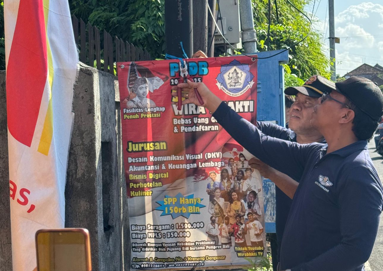 Satpol PP Kota Denpasar Tertibkan Puluhan Baliho dan Spanduk