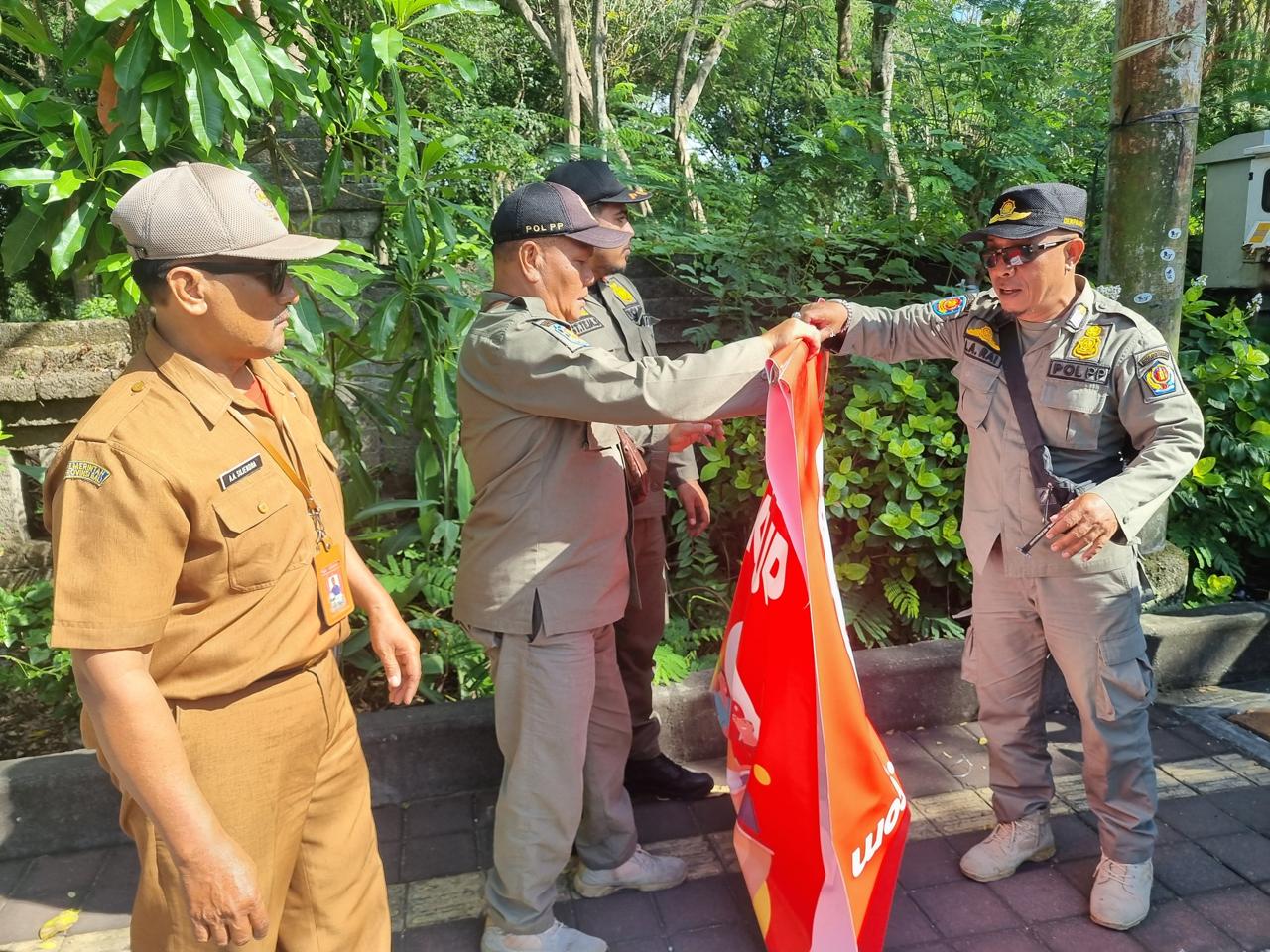Satpol PP Denpasar Berangus Puluhan Baliho dan Spanduk Tanpa Izin
