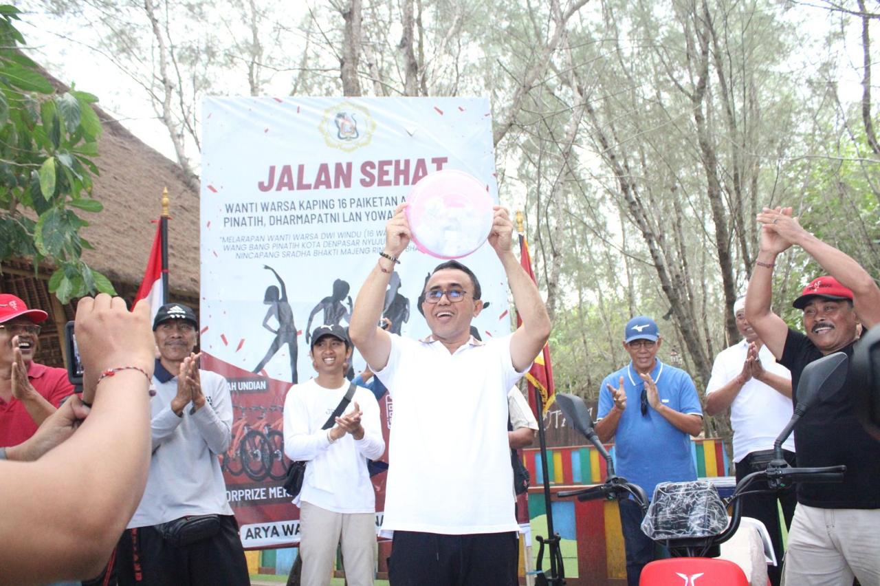 Walikota Jaya Negara Hadiri Jalan Sehat HUT Paiketan Arya Wang Bang Pinatih Kota Denpasar