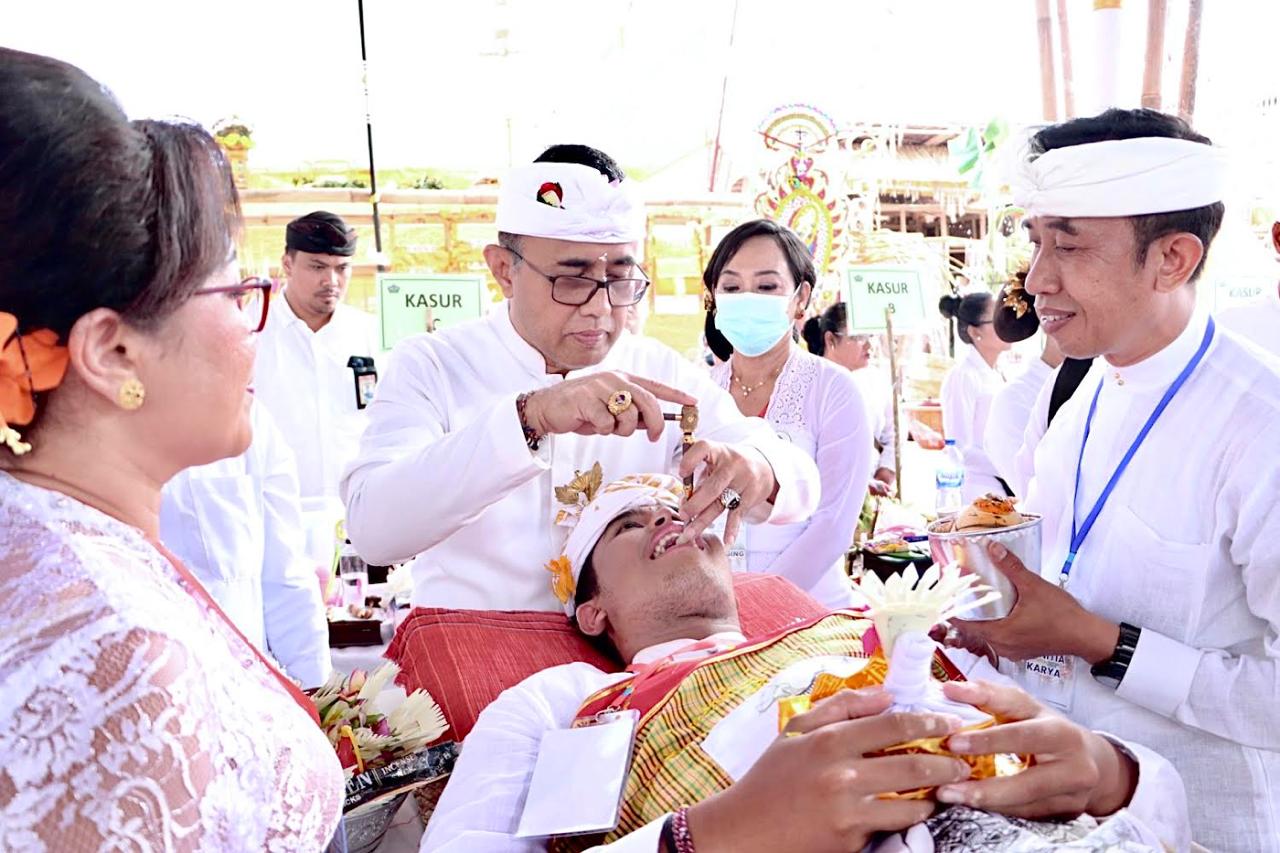 Karya Atma Wedana dan Mapandes Kinambulan desa Adat Sesetan Diikuti Ratusan Peserta