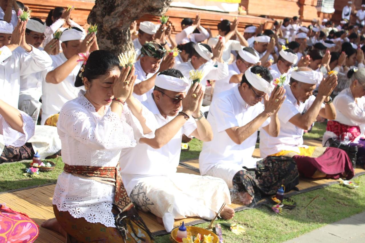 Walikota Jaya Negara Sembahyang Bersama Saraswati di Pura Agung Jagatnatha