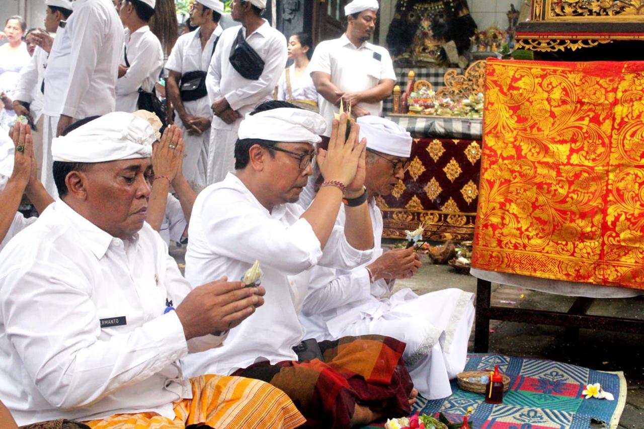 Wawali Kota Arya Wibawa Hadiri Upacara Ngadegang Mangku Gede di Pura Dalem Penataran Sari