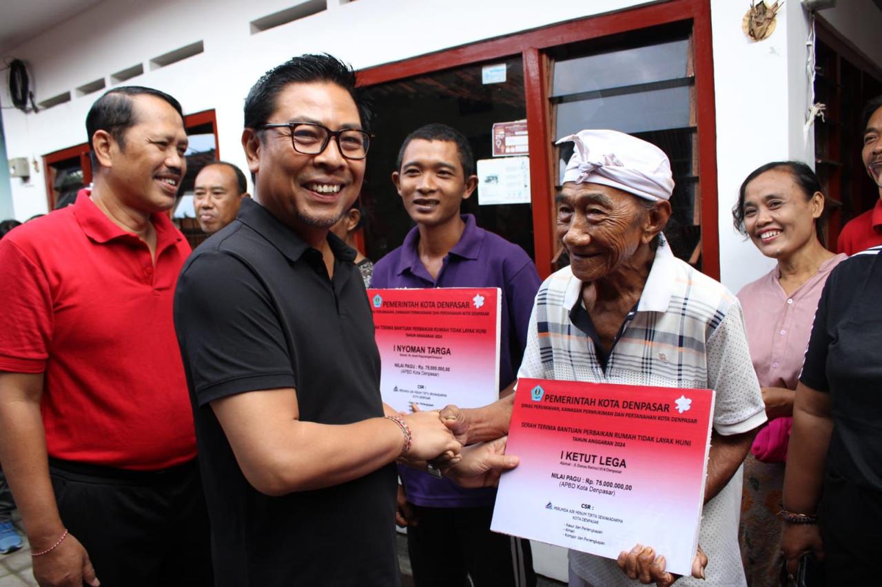 Wawali Arya Wibawa Serahkan 9 Unit Bantuan Rumah Layak Huni Kepada Warga Kurang Mampu