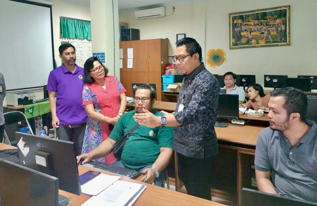 Wawali Arya Wibawa Tinjau Proses Verifikasi PPDB di SMPN 1 Denpasar dan Disdikpora