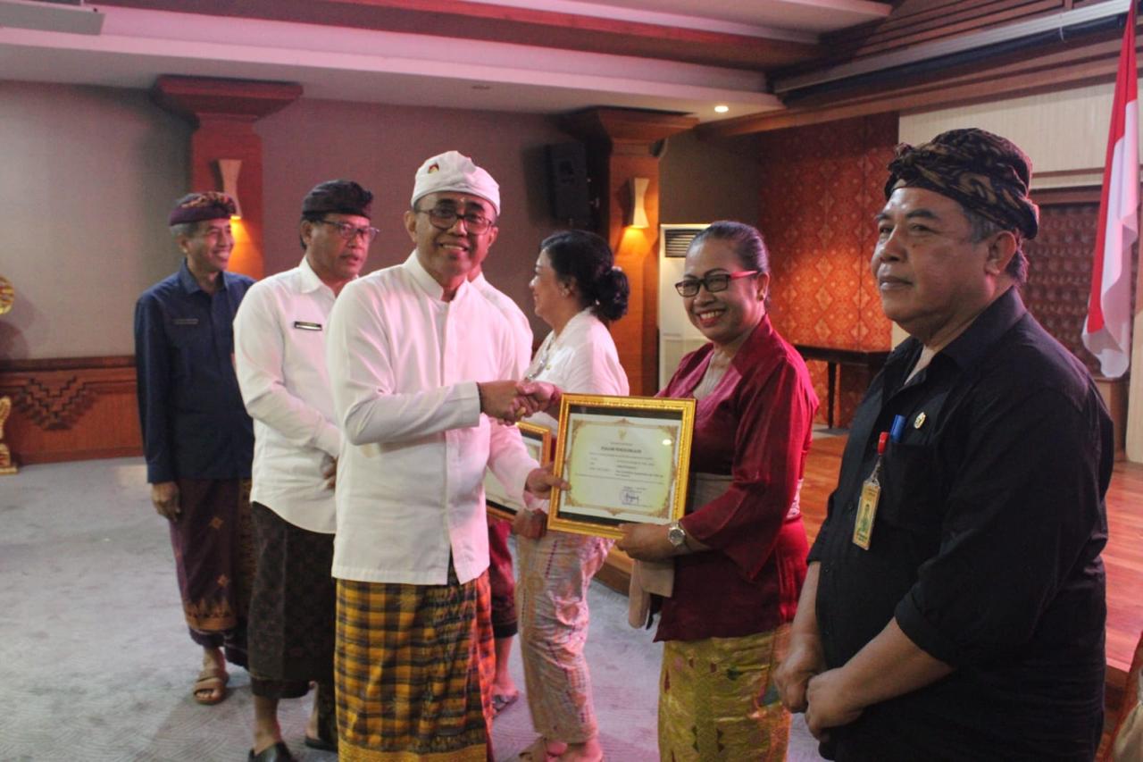 Walikota Jaya Negara Berikan Penghargaan Kepada ASN Purnabakti