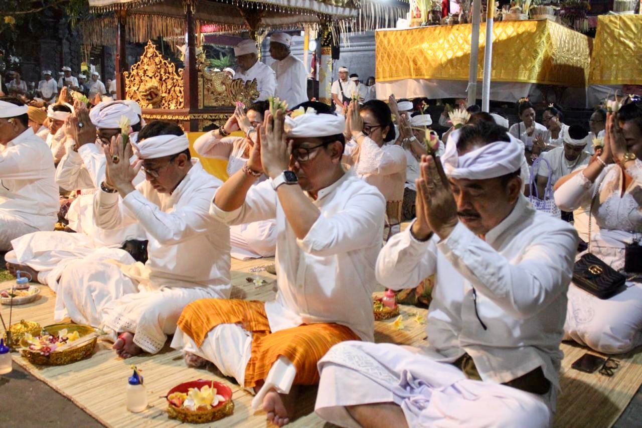 Pemkot Denpasar Laksanakan  Persembahyangan Pujawali Pedudusan Alit di Pura Luhur Candi Narmada
