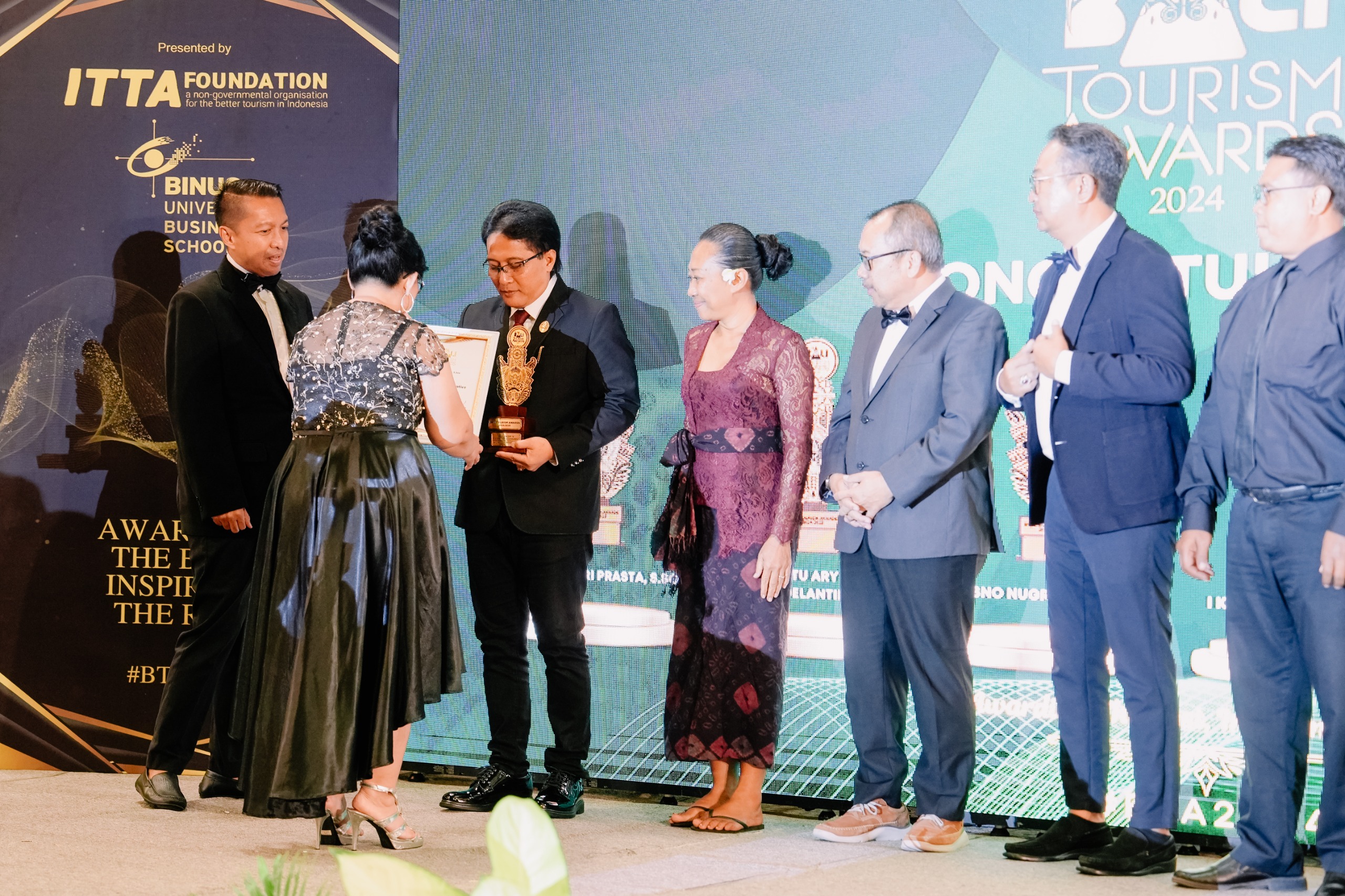 Bupati Giri Prasta Terima Penghargaan Bali Leader In Innovative Government