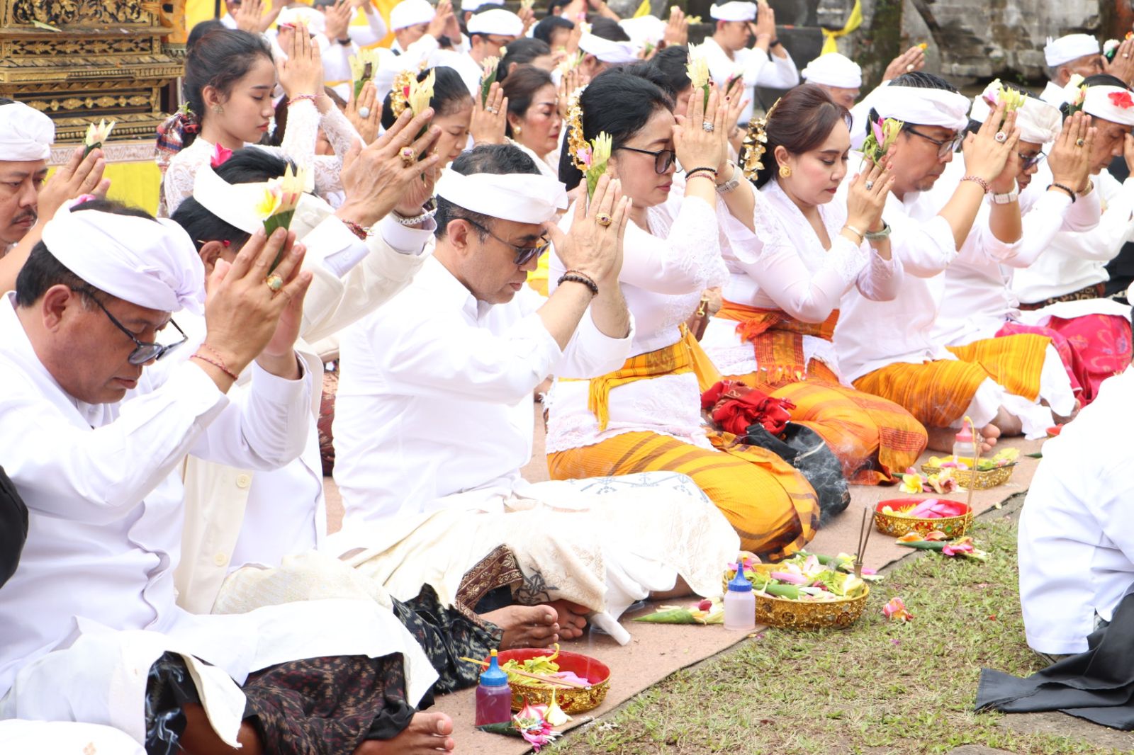Pemkot Denpasar Ngaturang Bhakti Panganyar di Pura Mandara Giri Semeru Agung
